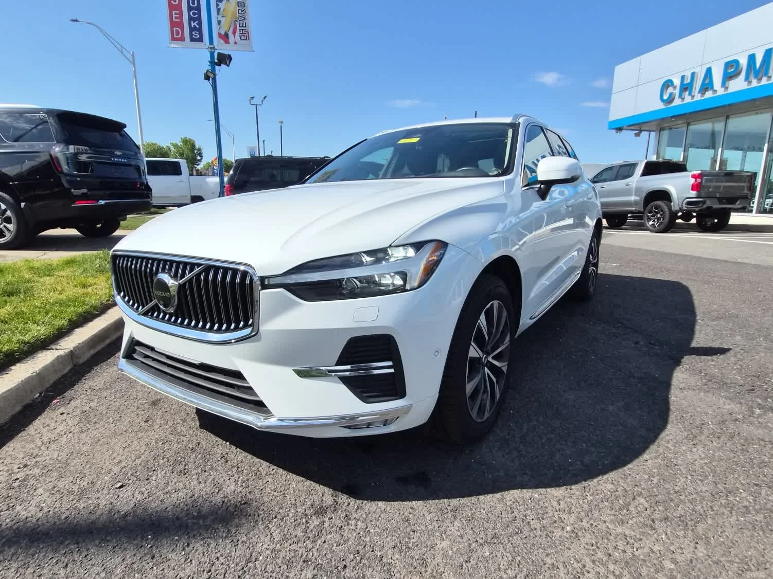 Used 2023  Volvo Plus Bright Theme image 3