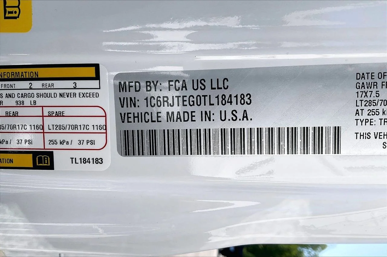 New 2026 Bright White Clear-Coat Exterior Paint Jeep Mojave X image 37