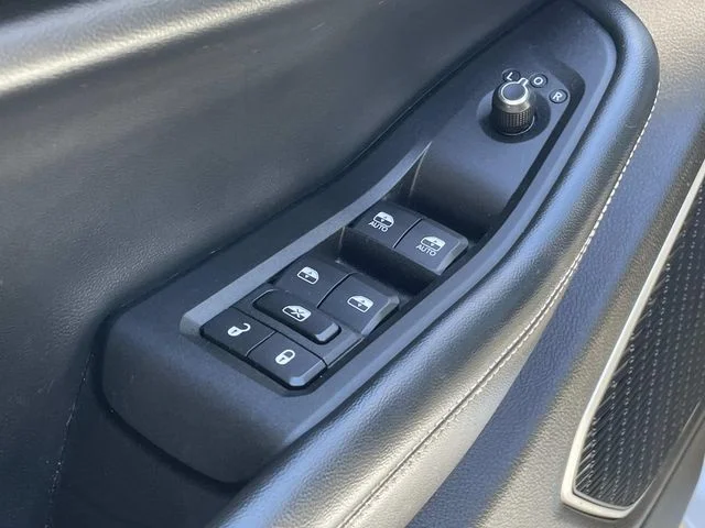 Used 2022 Silver Jeep Altitude image 18
