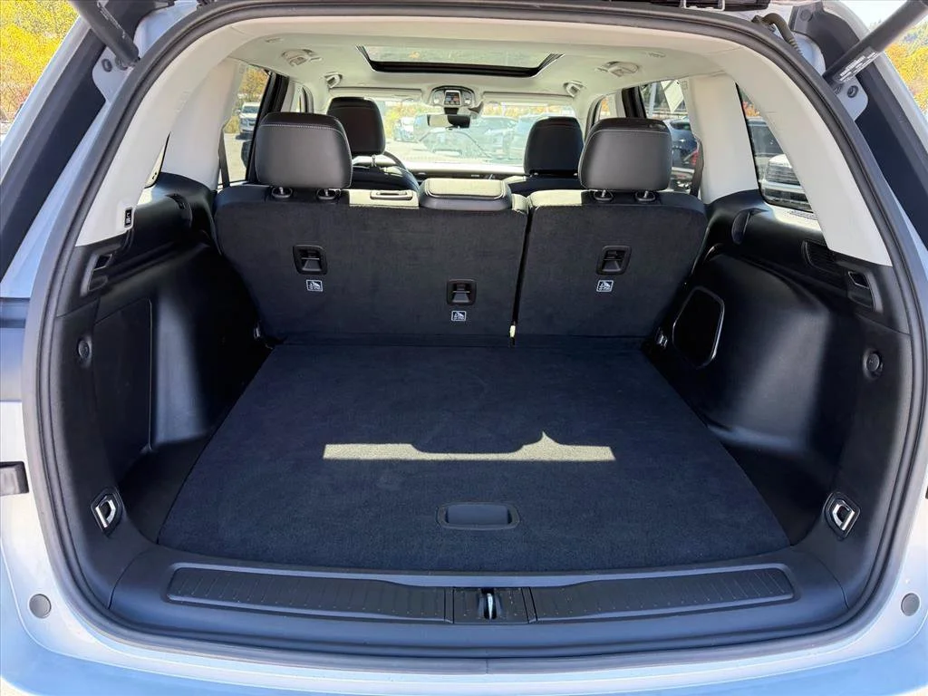 Used 2023 Silver Jeep 4xe image 32