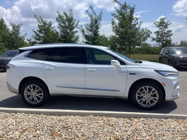 Used 2023 Summit White Buick Essence image 4