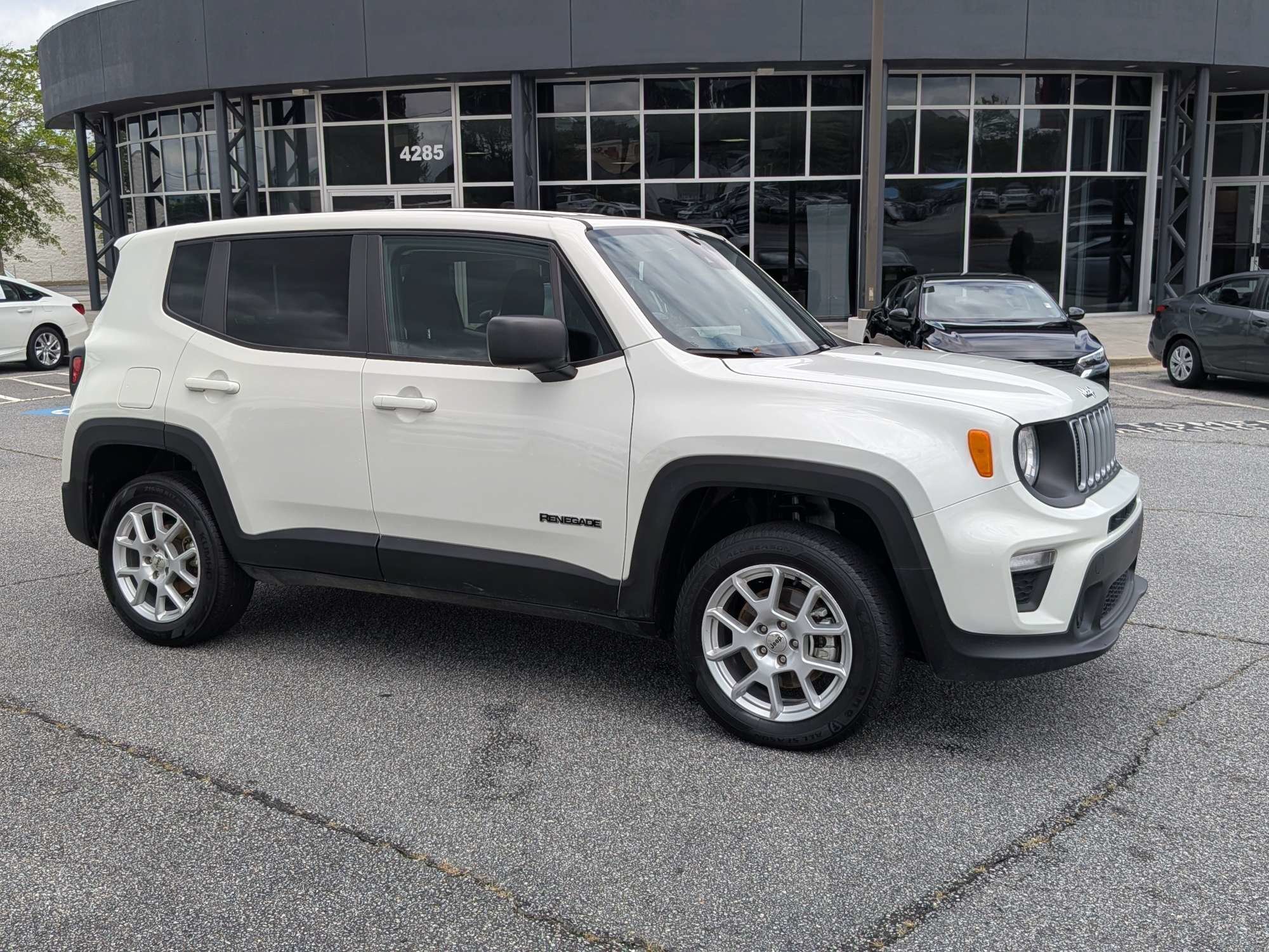 Used 2023 White Jeep Latitude image 1