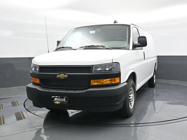 New 2025 Summit White Chevrolet WT image 2