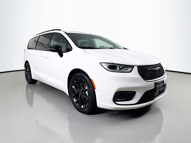 2026 Chrysler Pacifica Limited's photo