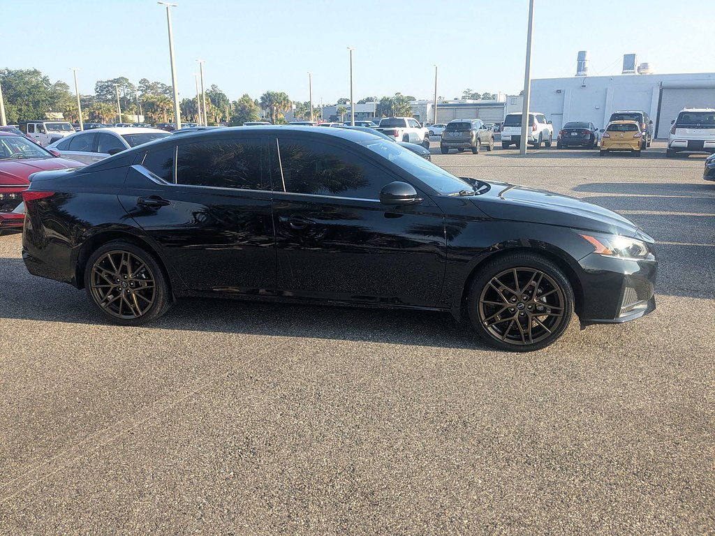 2025 Nissan Altima SR - Photo 3