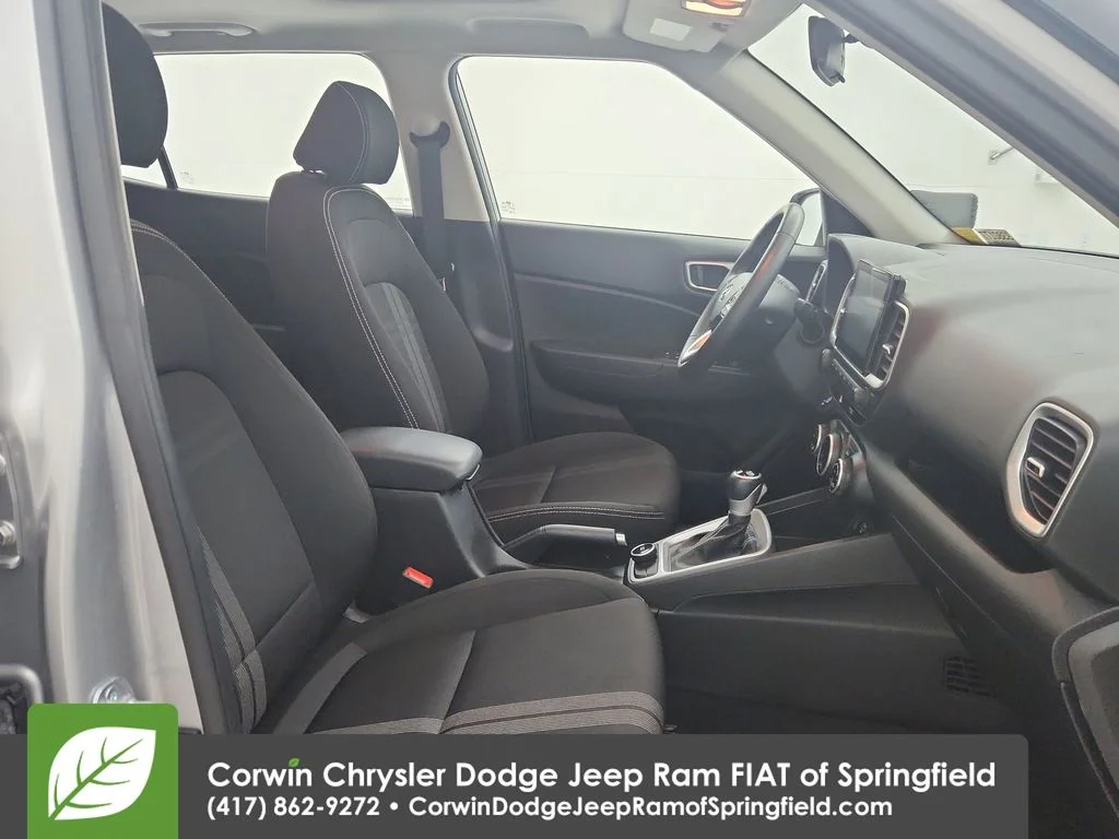 Used 2025 Silver Hyundai SEL image 31