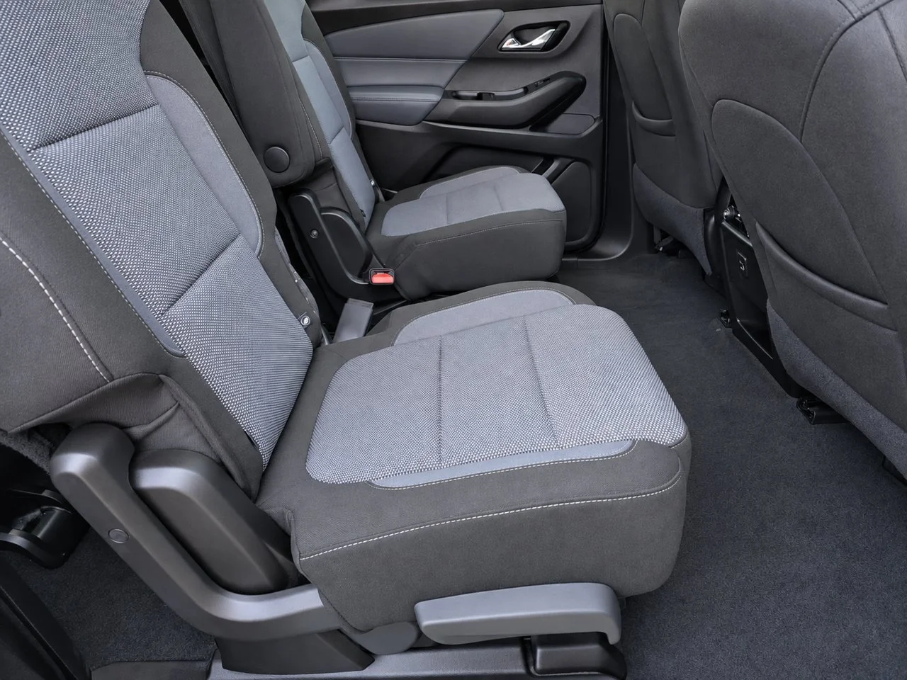 Used 2021 Silver Ice Chevrolet LT Cloth w/1LT image 31