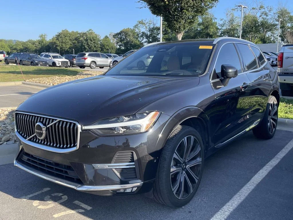 Used 2023 Onyx Black Metallic Volvo Ultimate Bright Theme image 2