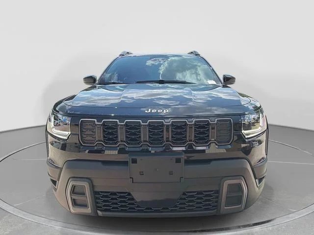 New 2026 Diamond Black Crystal Pearl-Coat Exterior Paint Jeep Laredo image 9