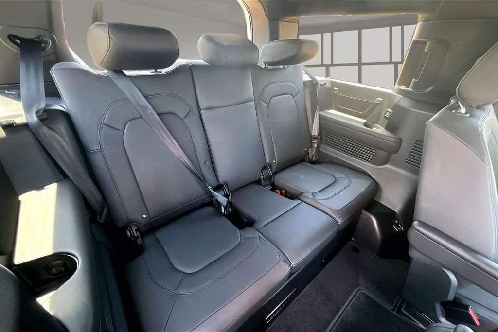 Used 2025 Fuji White Land Rover X-Dynamic SE image 28