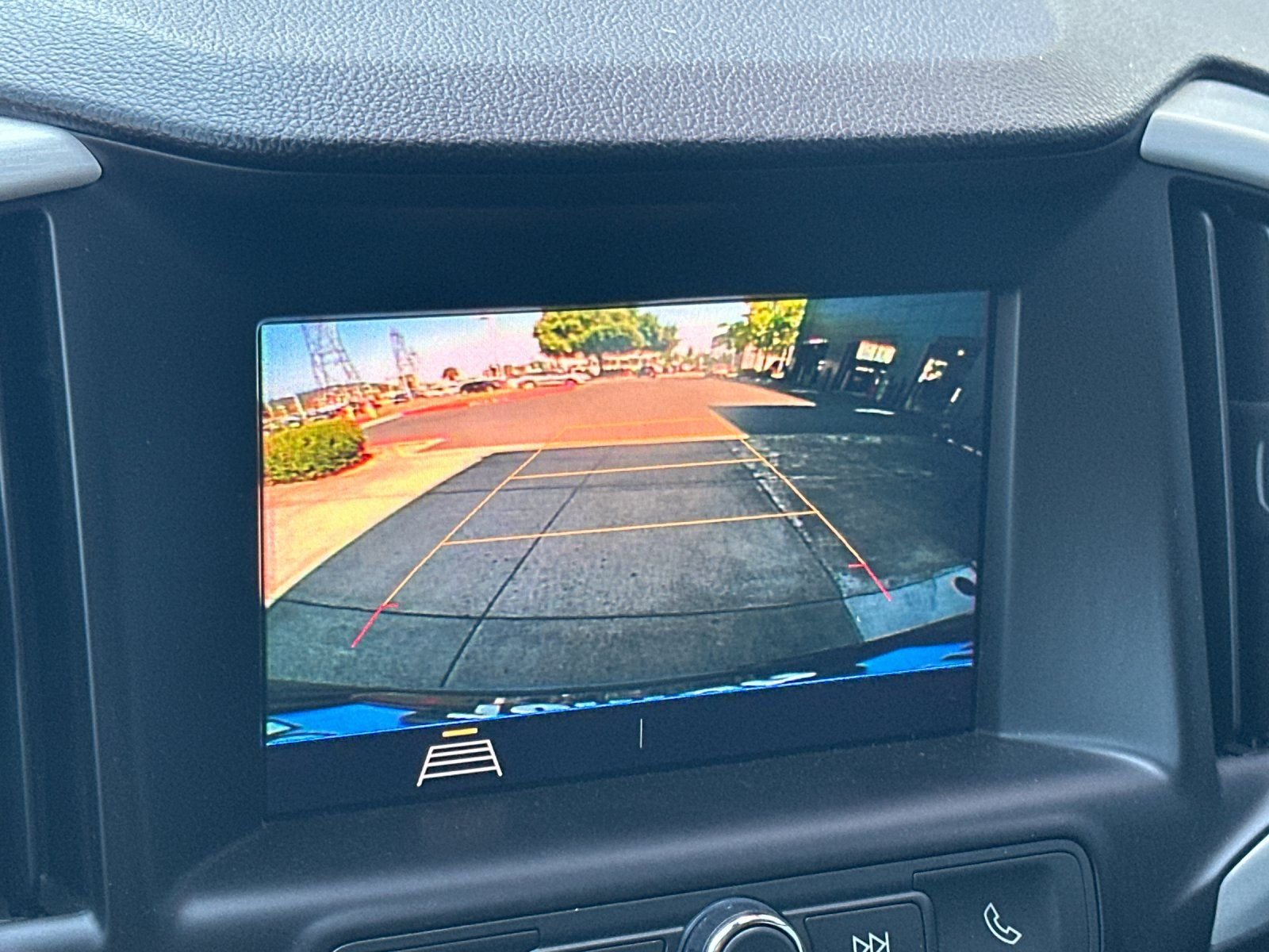 Used 2020 Graphite Gray Metallic GMC SLE image 18