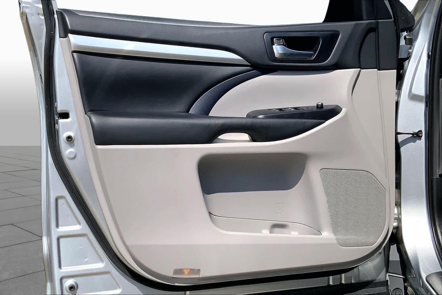 Used 2019 Celestial Silver Metallic Toyota XLE image 22