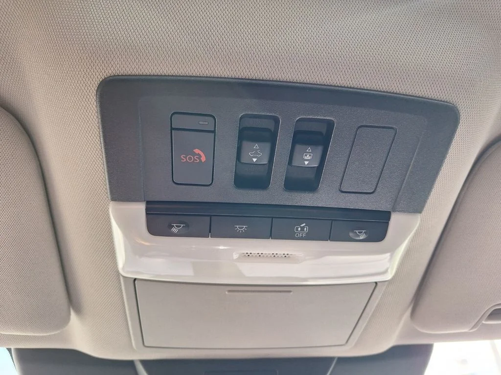 Used 2023 Red Nissan Platinum image 17