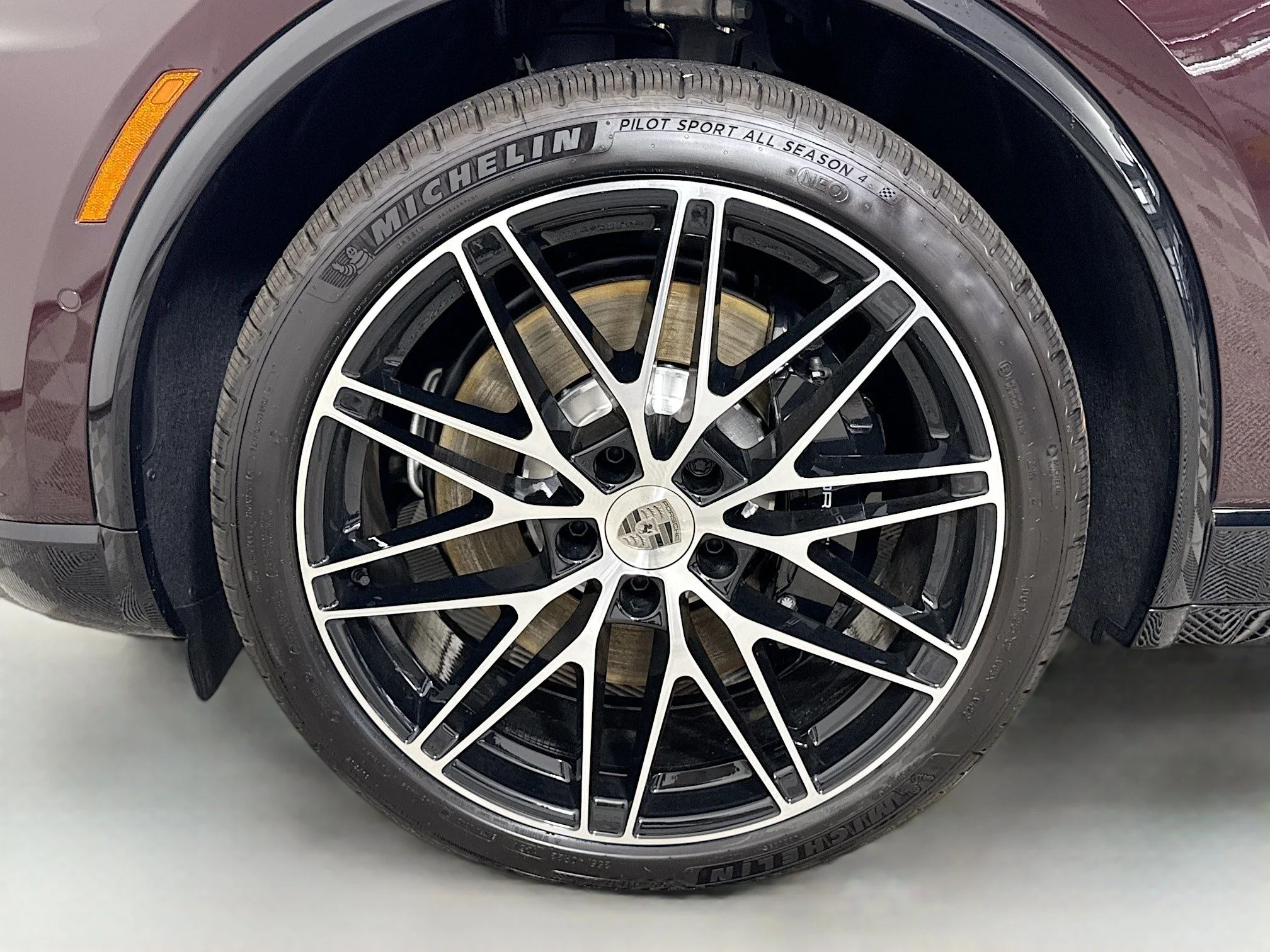 2025 Porsche Macan Turbo Electric - Photo 23