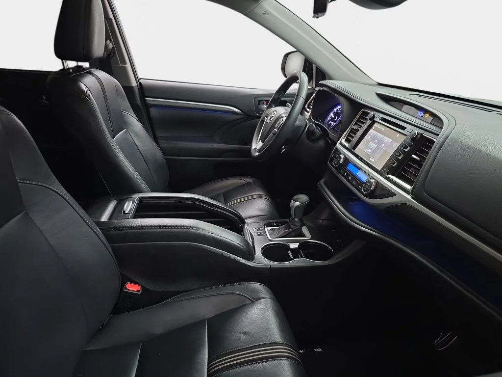 Used 2017 Silver Toyota SE image 10