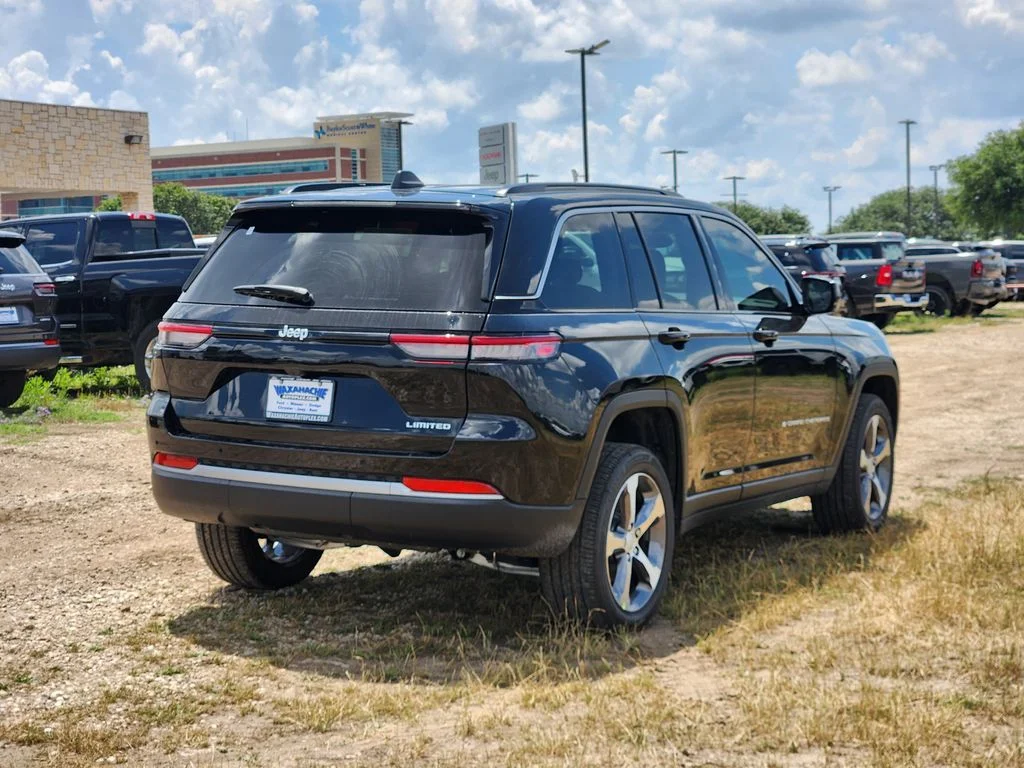 New 2026 Diamond Black Crystal Pearl-Coat Exterior Paint Jeep Limited image 4