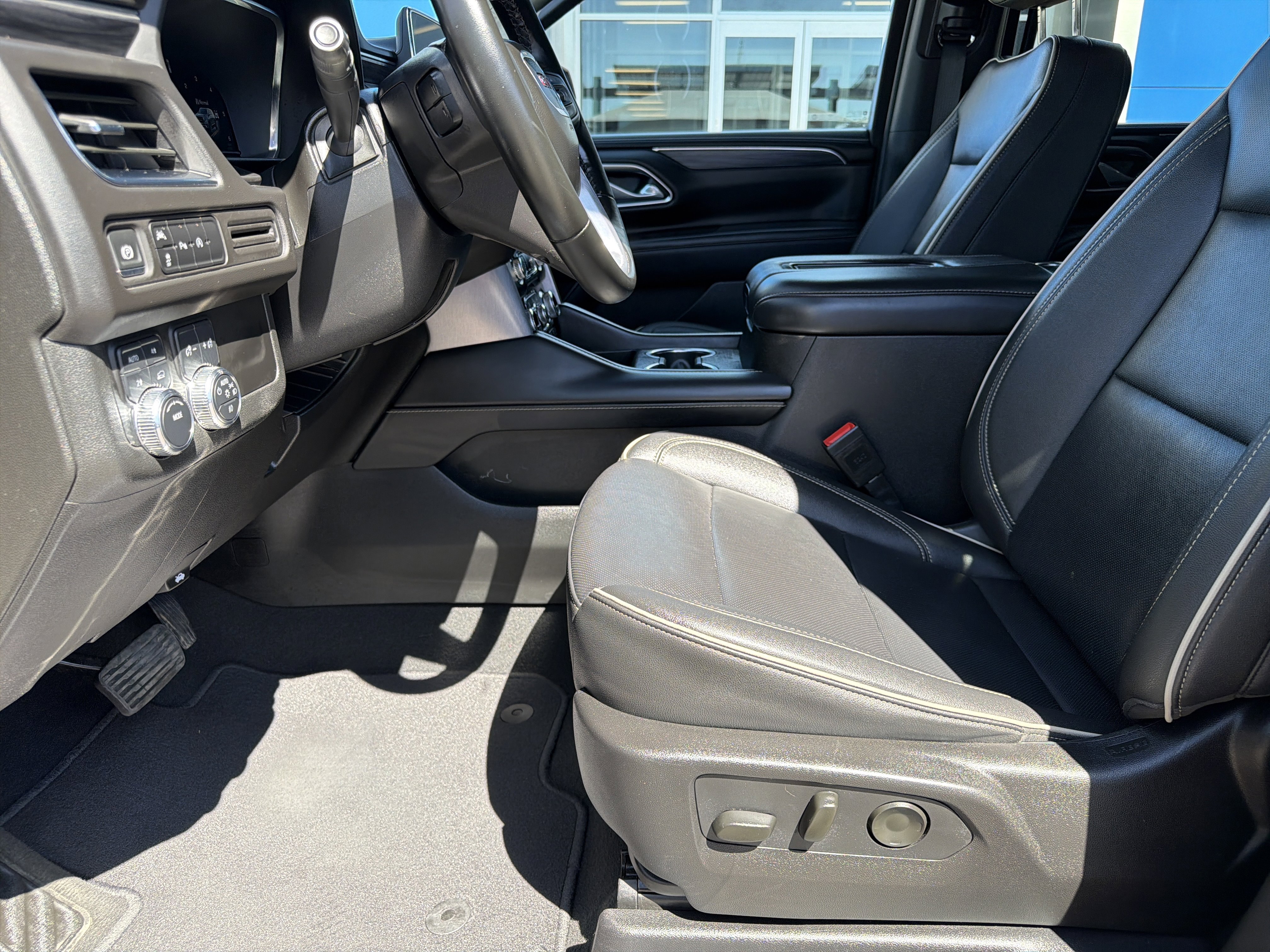 Used 2024 Midnight Blue Metallic GMC SLT image 17