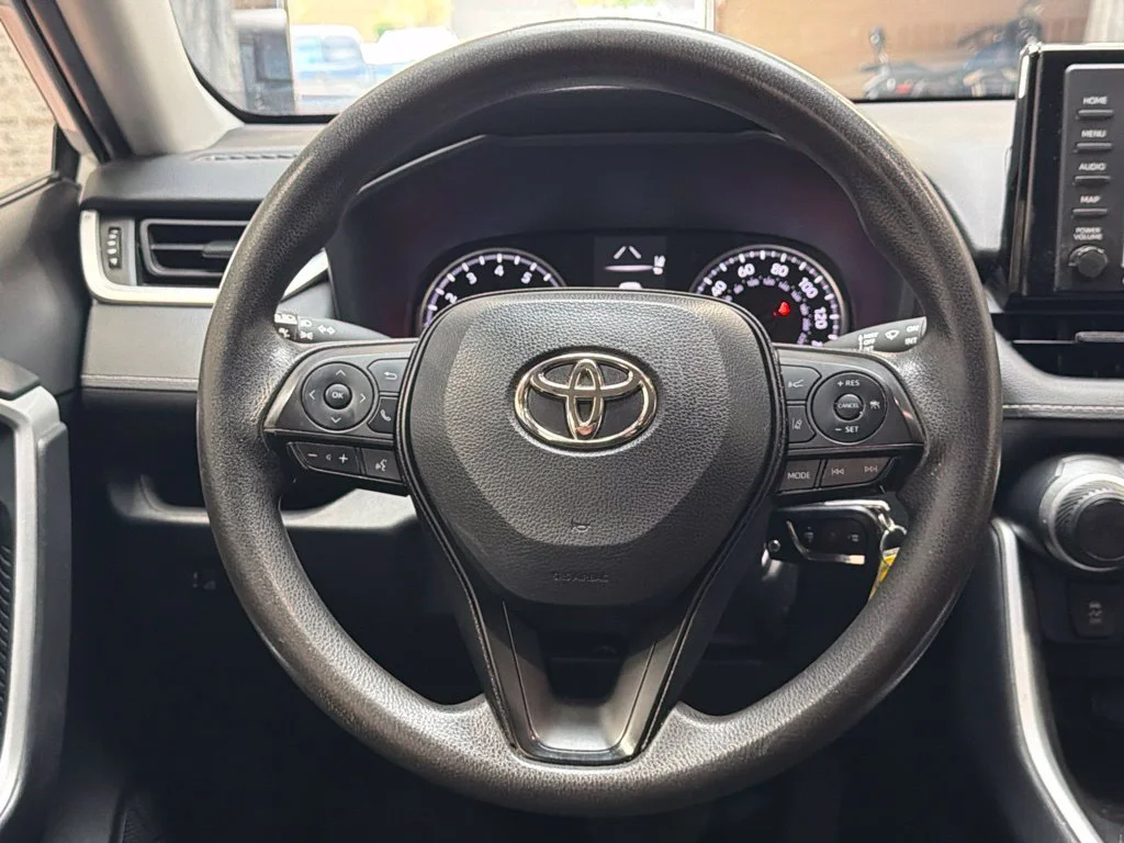 Used 2022 White Toyota LE image 16