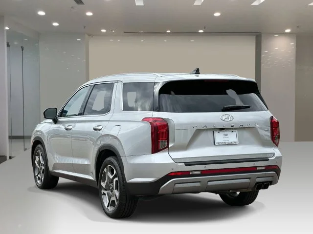 Used 2023 Silver Hyundai SEL image 4