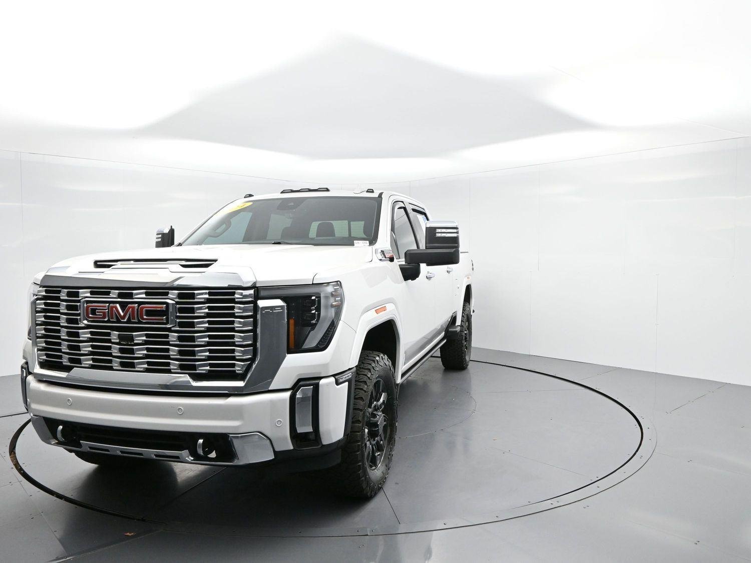 Used 2024 White Frost Tricoat GMC Denali image 3