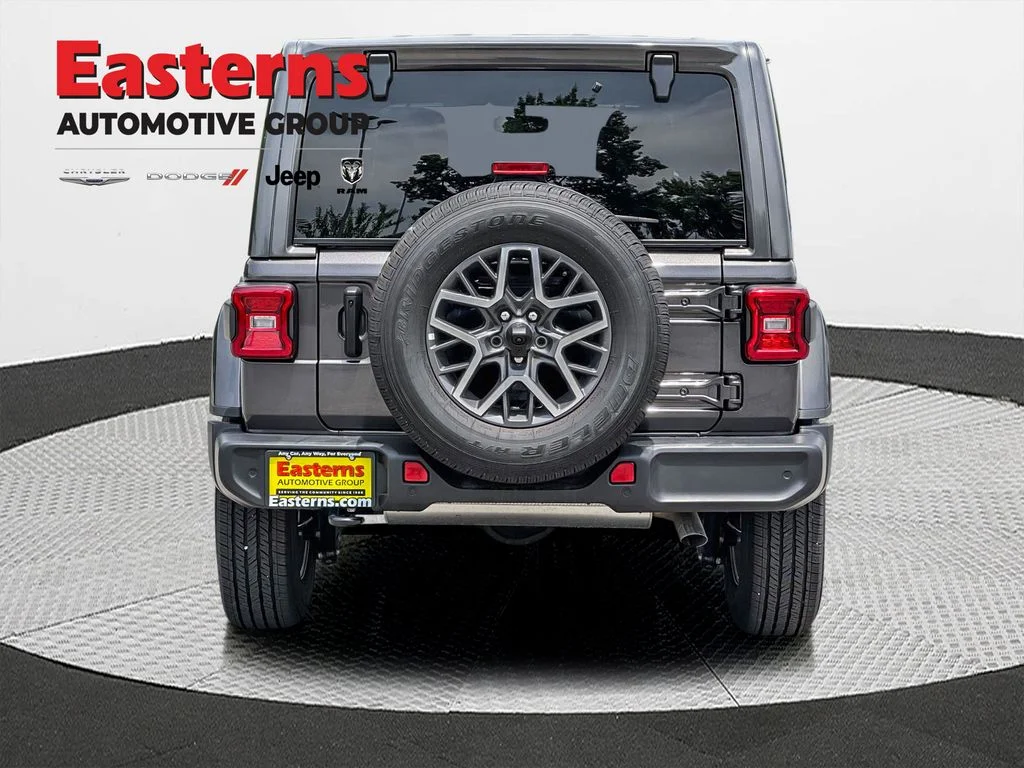 New 2025 Granite Crystal Metallic Clear-Coat Exterior Paint Jeep Sahara image 7