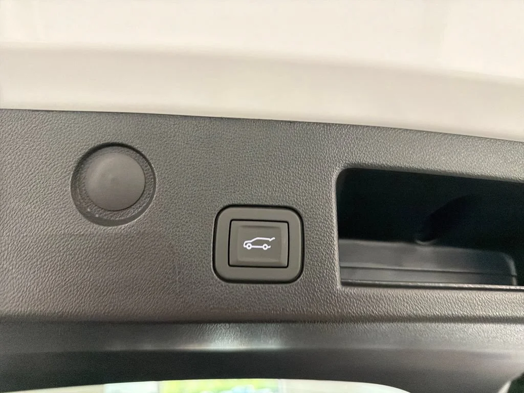 New 2027 Summit White Chevrolet LT image 9