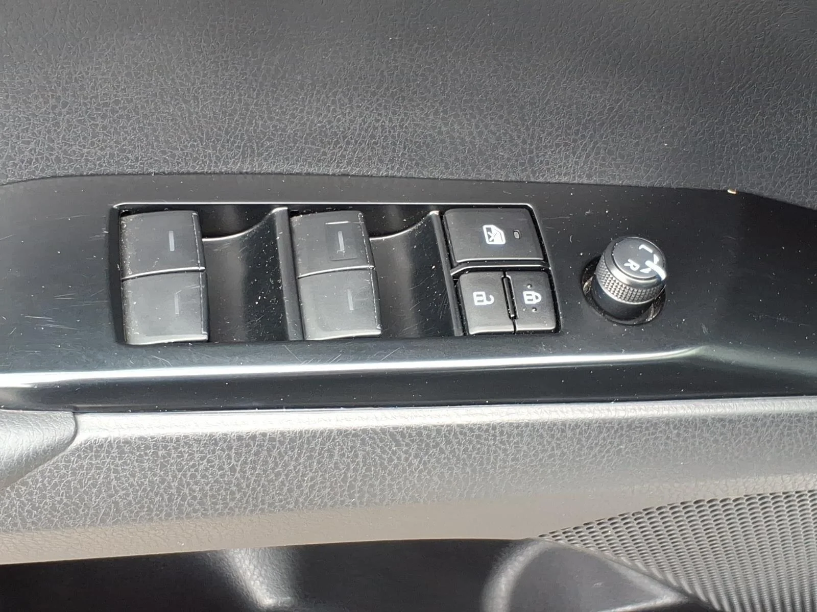 Used 2025 Ice Cap Toyota LE image 12