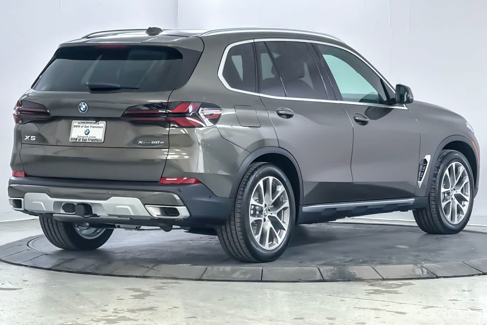 New 2026 Manhattan Green Metallic BMW xDrive50e image 2