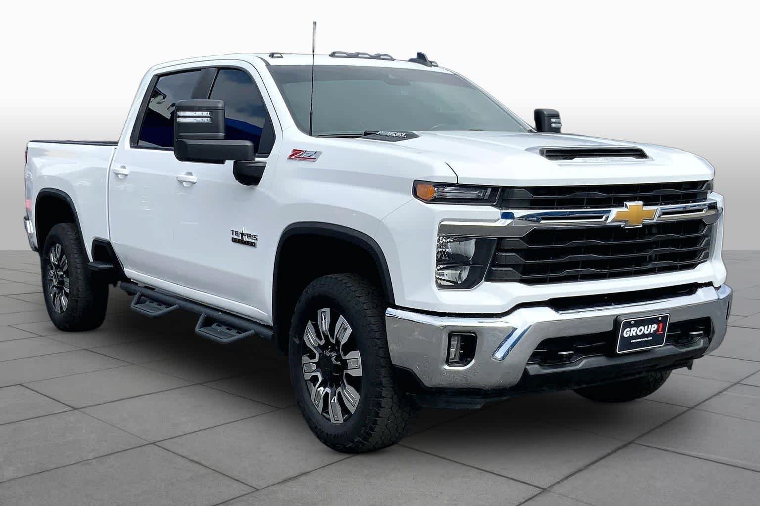 Used 2024 Summit White Chevrolet LT image 3