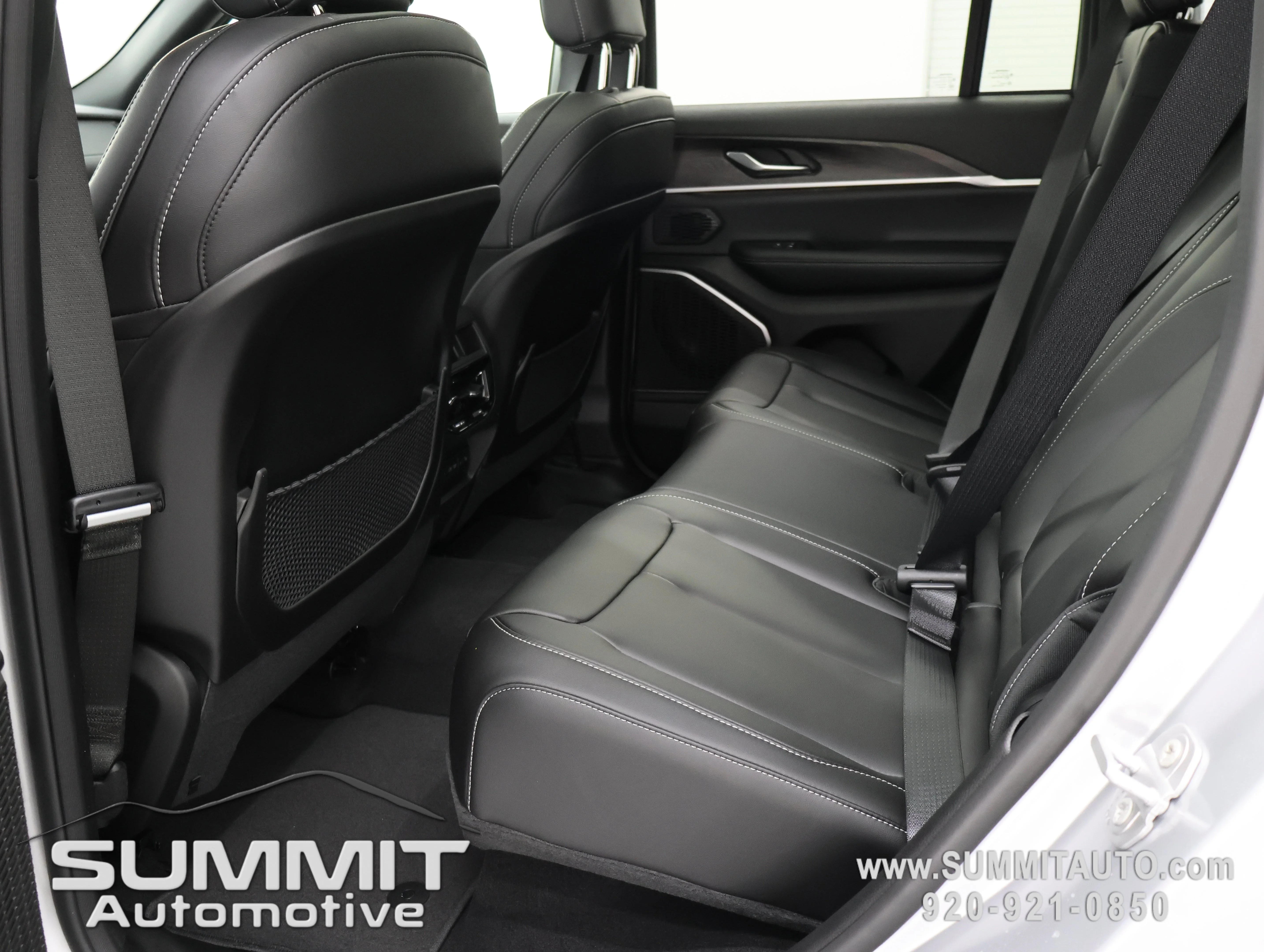 New 2026 Silver Zynith Exterior Paint Jeep Limited image 9