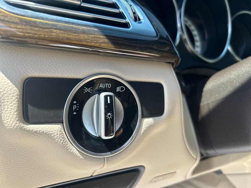 Used 2016 White Mercedes-Benz 4MATIC® image 21