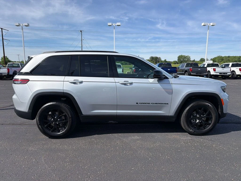 Used 2025 Silver Jeep Altitude image 6