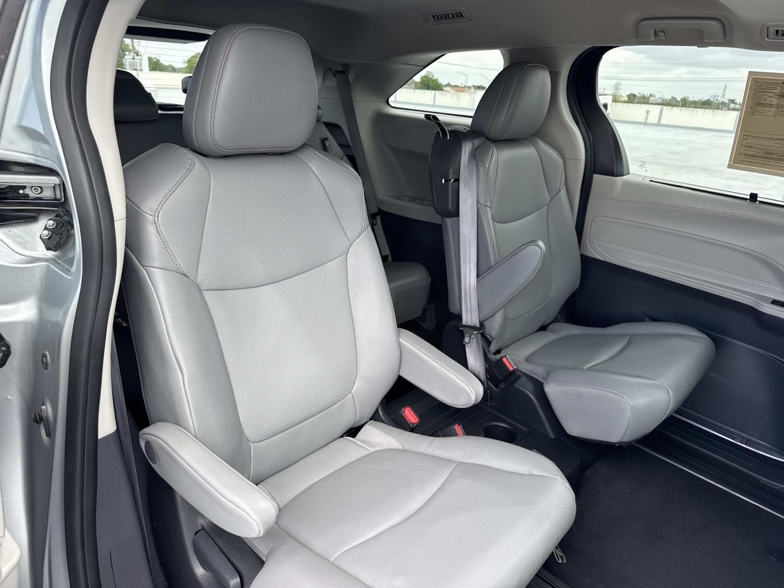 2024 Toyota Sienna XLE - Photo 9