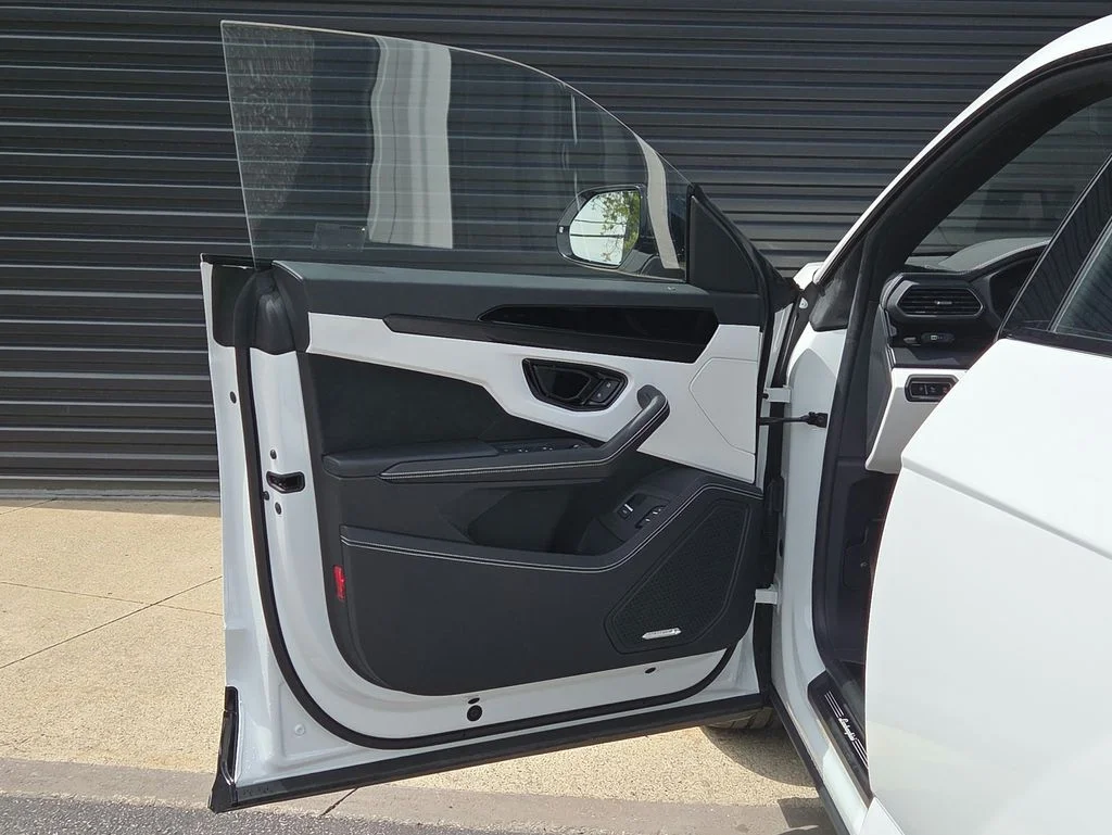 Used 2024 White Lamborghini S image 6