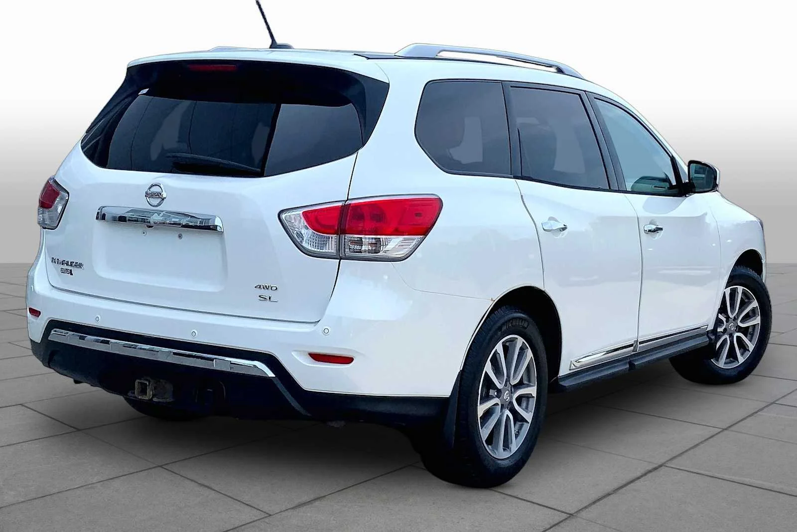Used 2016 Pearl White Nissan SL image 12
