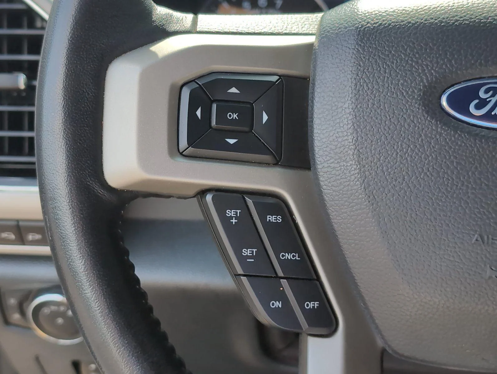 Used 2022 Star White Metallic Tri-Coat Ford Lariat image 29
