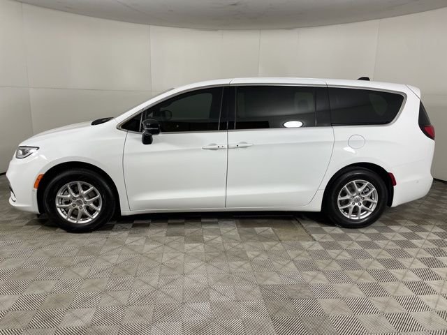 New 2025 Bright White Clear-Coat Exterior Paint Chrysler Select image 5