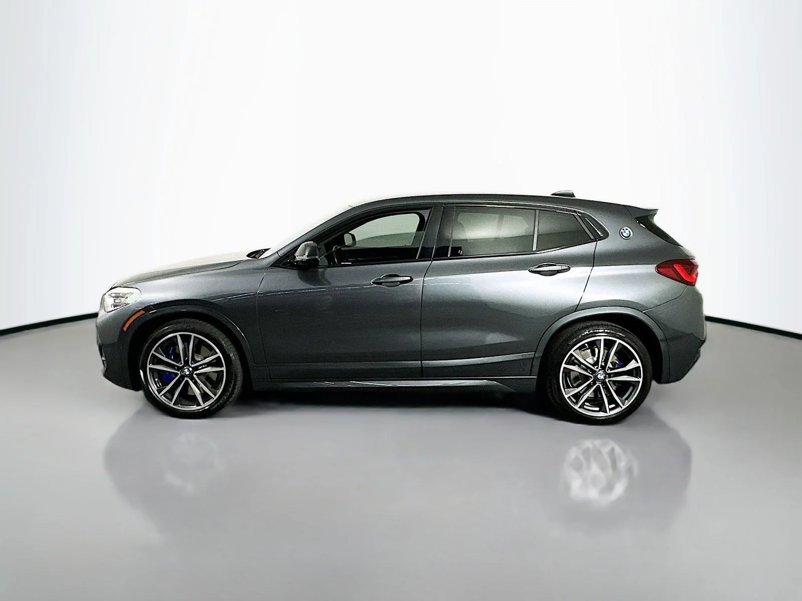 Used 2022 Mineral Grey Metallic BMW M35i image 4