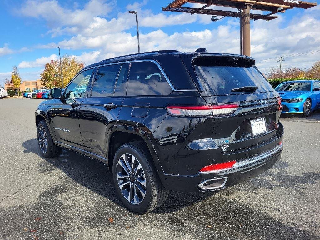 New 2024 Diamond Black Crystal Pearl-Coat Exterior Paint Jeep Overland image 20