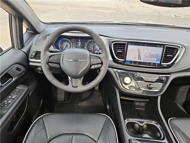 Used 2025 Ceramic Gray Clearcoat Chrysler Limited Front-Wheel Drive Passenger image 8