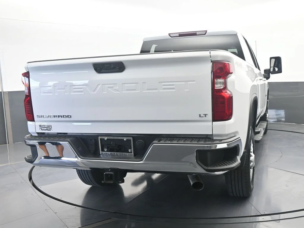Used 2025 Summit White Chevrolet LT image 4