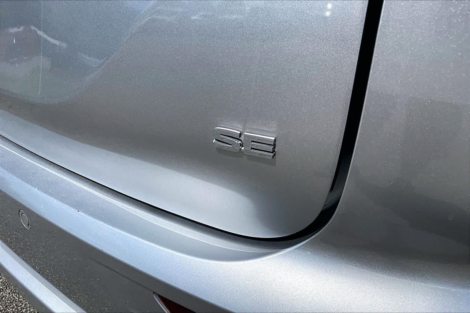 Used 2022 Alloy Silver Metallic Mitsubishi SE image 10