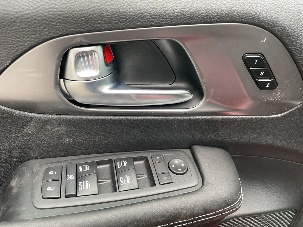 New 2026 Red Hot Pearl-Coat Exterior Paint Chrysler Select image 19