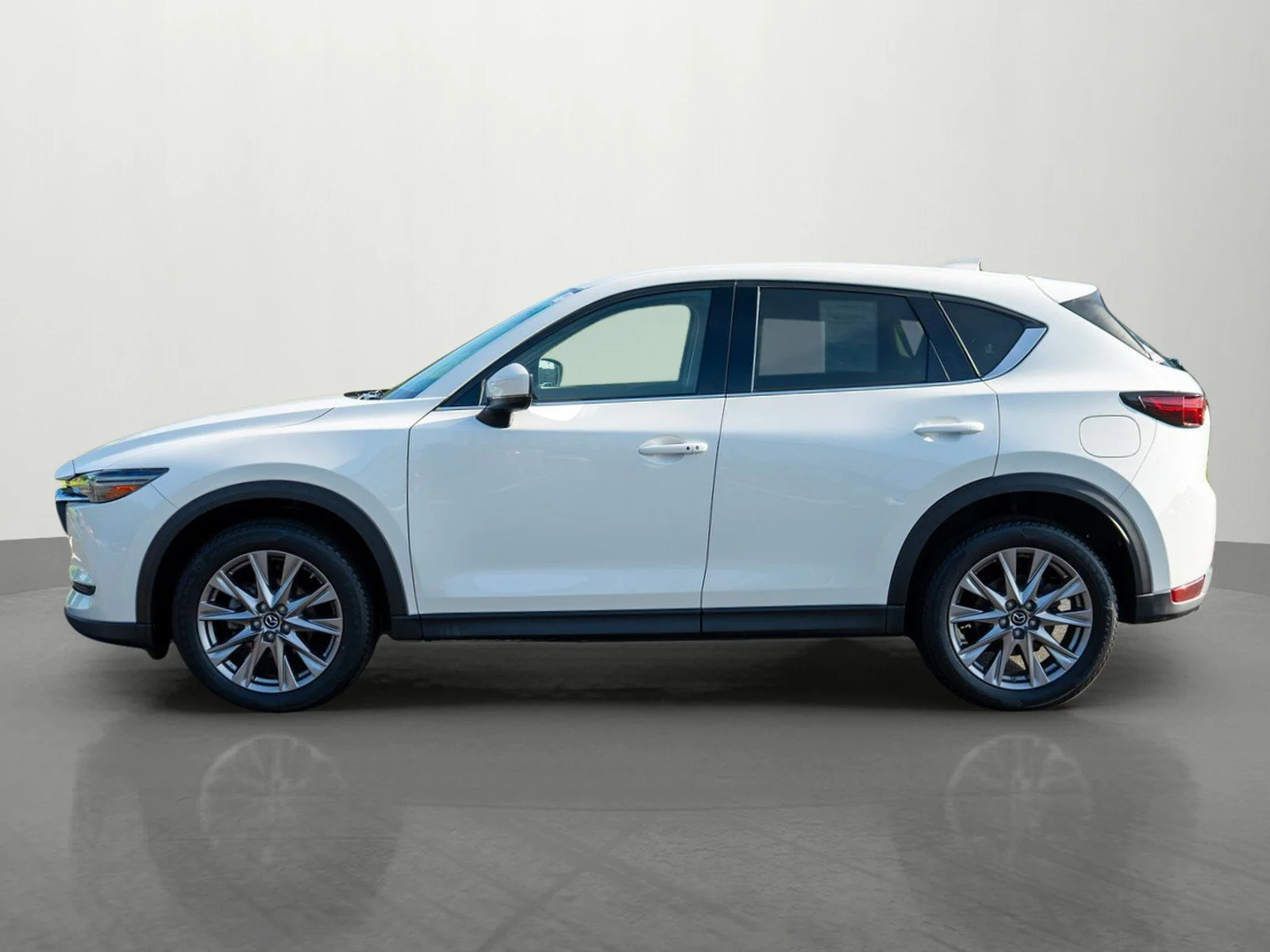 Used 2020 Snowflake White Pearl Mica Mazda Grand Touring image 4