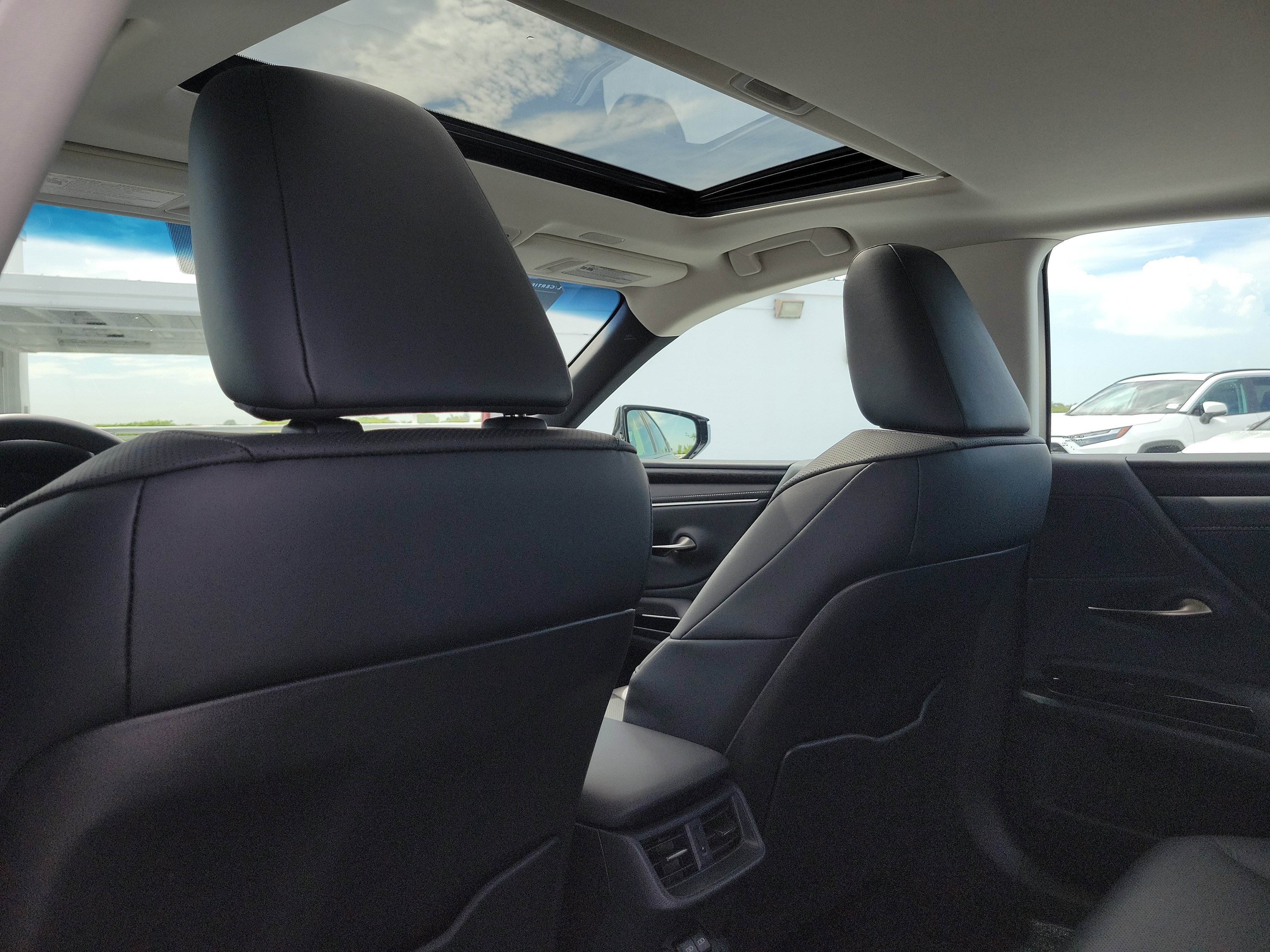 2025 Lexus ES 350 - Photo 14