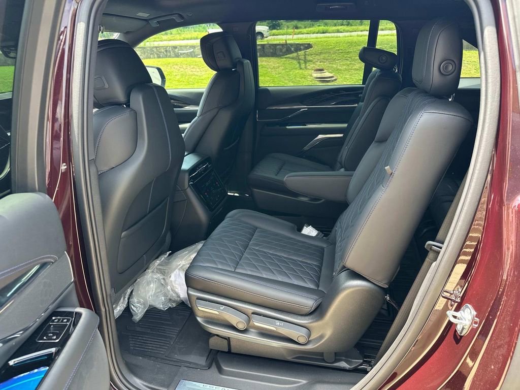 2026 Cadillac Escalade IQ Luxury - Photo 17