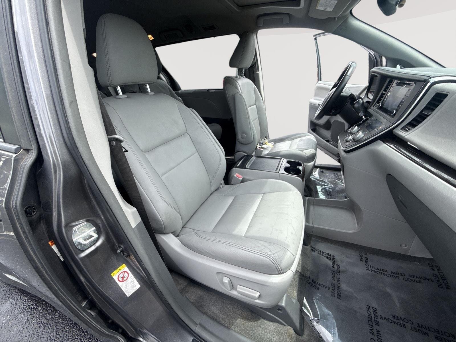 Used 2018 Predawn Gray Mica Toyota XLE image 27