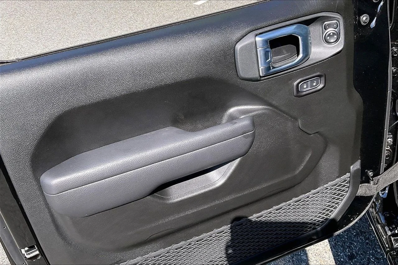 New 2026 Black Clear-Coat Exterior Paint Jeep 85th Anniversary Edition image 26