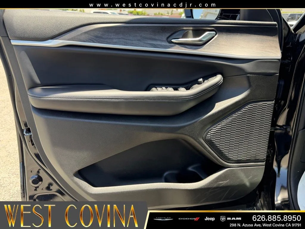 New 2026 Diamond Black Crystal Pearl-Coat Exterior Paint Jeep Altitude image 17