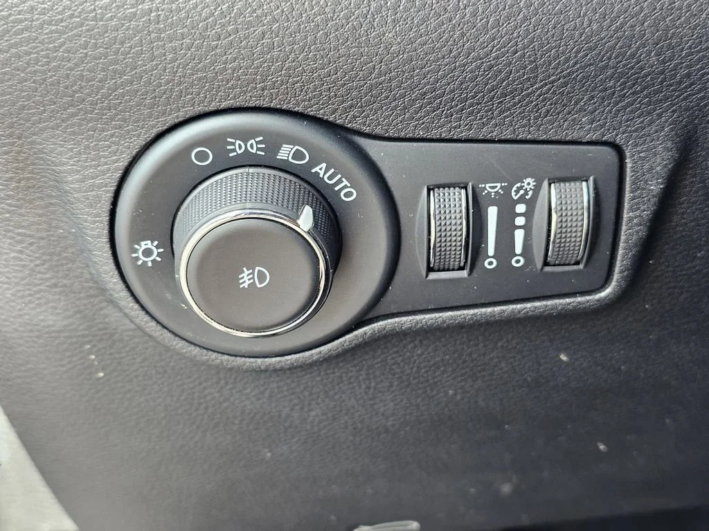 Used 2023 Diamond Black Cry Jeep Altitude image 18